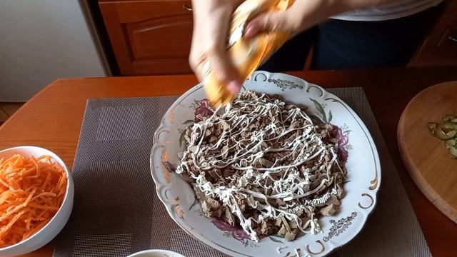 ПИКАНТНЫЙ, СОЧНЫЙ салат с печенью,с маринованым огурцом! смотреть онлайн