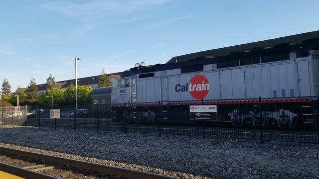 Amtrak SC-44 Charger 2107 arriving at Santa Clara station in CA смотреть онлайн