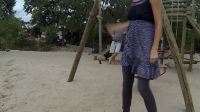 Птенчик катается на канате, как на тарзанке. chick riding on a tightrope смотреть онлайн