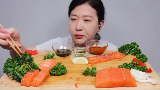 무한리필같은 연어 먹방 (ft.하이볼) 리얼사운드 ASMR RAW SALMON MUKBANG EATING SOUNDS | EATING SHOW смотреть онлайн