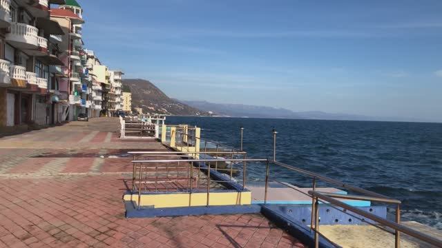 По Крыму пешком из Пушкино через Утёс в Алушту вдоль моря. Новогодняя набережная Алушты смотреть онлайн