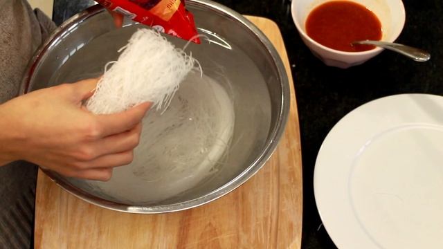 Pad Thai Variations Recipes ผัดไืทวุ้นเส้น - Hot Thai Kitchen! смотреть онлайн