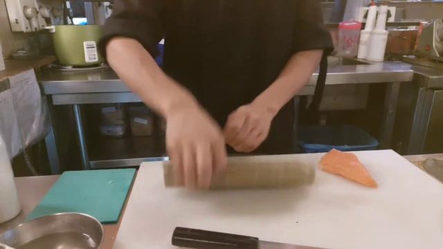 How to make simple and delicious sushi spicy salmon roll ।। (uramaki) made by CHEF YADAV RANA ।। смотреть онлайн