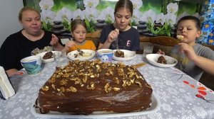 с новым годом 🥳🍾🥂, а у нас торт подошва😁