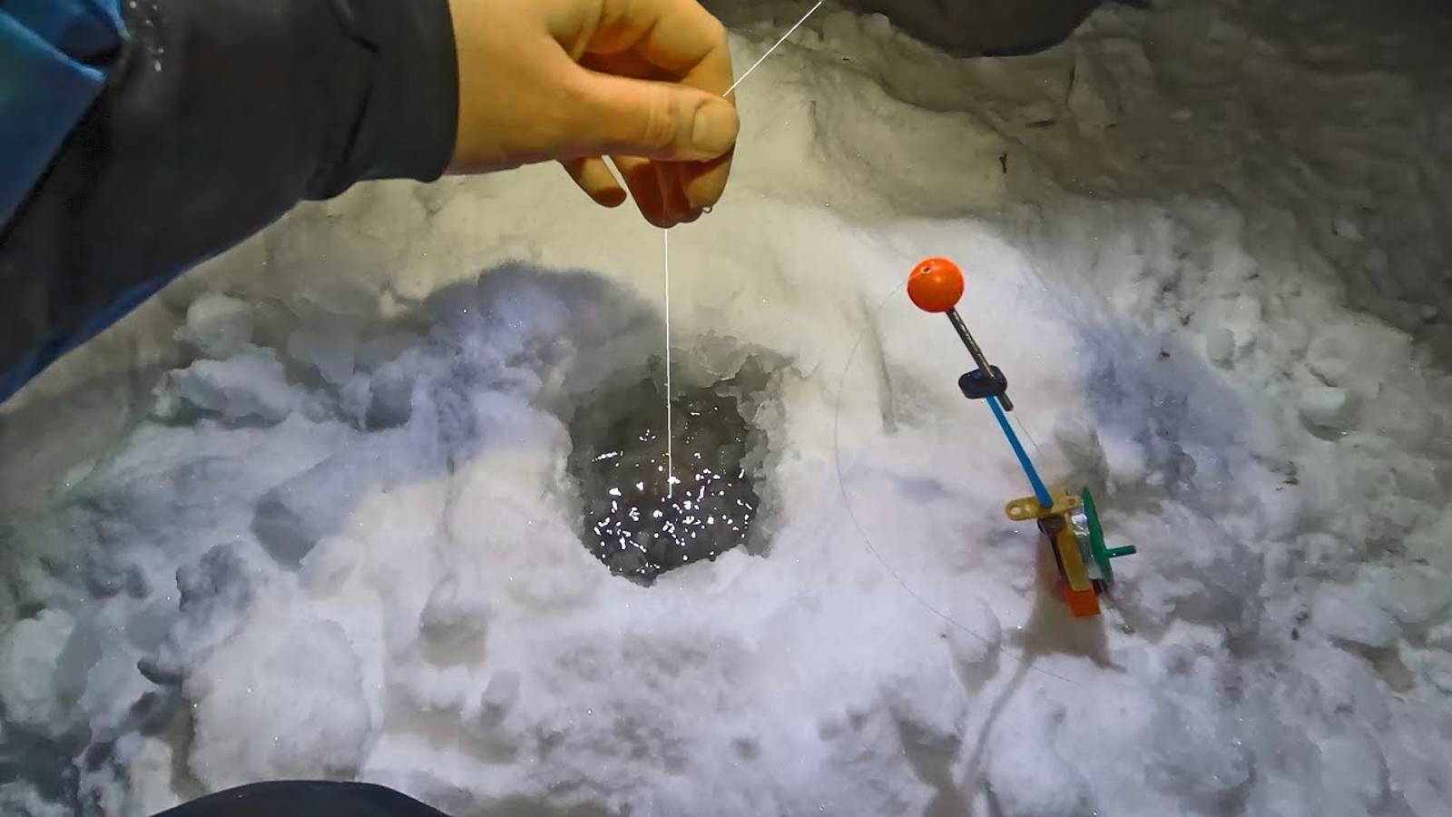 Рыбалка в -30 на реке! ИДЁТ КРУПНЯК ДАЖЕ НОЧЬЮ! КЛЮНУЛ РЕКОРД! Окунь, Щука, Лещ, Судак! смотреть онлайн