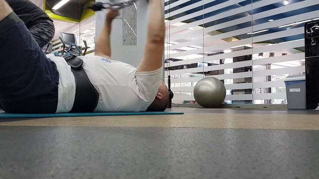 Махи вперед на блоке, лежа смотреть онлайн