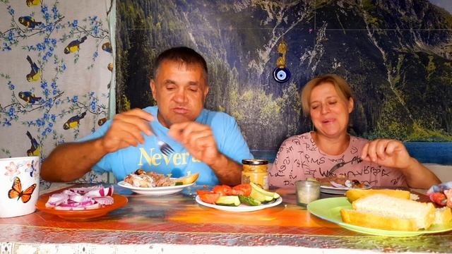 ПОЕДАНИЕ В РУЧНУЮ // МУКБАНГ НА ДЕРЕВНЕ смотреть онлайн