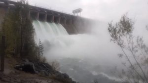 Братская гэс. Сброс воды 2021. Шлюзы, шандоры. Река Ангара. Пос. Энергетик. Пещера, скала, красота))