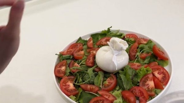 Салат с бурратой