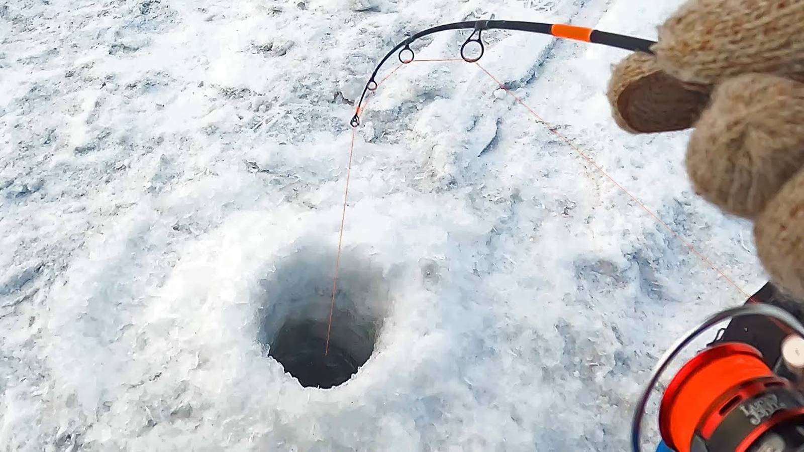 Вот это первая Рыбалка Нового года! ЗАГОВОРЁННАЯ ЗИМНЯЯ УДОЧКА поймала всю рыбу! 😨 смотреть онлайн