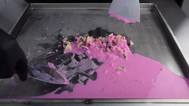 ASMR - MILKA & OREO Ice Cream Rolls | how to make milka and Oreo white Chocolate fail in 4K pink смотреть онлайн