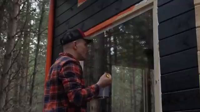 Мужчина в одиночку строит и достраивает дом в лесу смотреть онлайн
