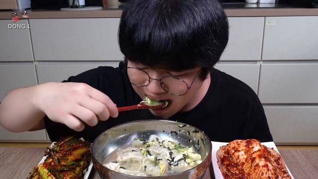 SUB) 떡만둣국에 직접 만든 겉절이 김치와 오이김치 리얼 사운드 먹방!! tteok dumpling soup Real Sound ASMR mukbang eatingshow смотреть онлайн