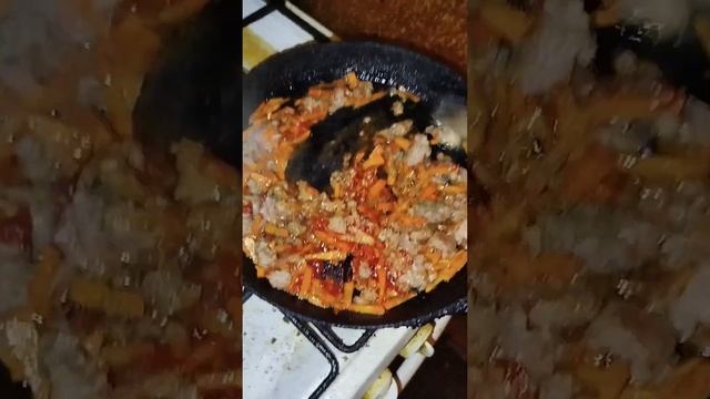 Готовим дома, очень вкусное блюдо #асмр #готовка #готовимдома #рецепт #макаронысмясом #рожков смотреть онлайн