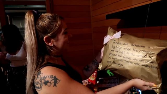 CÓMO CELEBRAR UNA FIESTA DE LOS 90 + VLOG DE CUMPLE | Laura Falcone смотреть онлайн