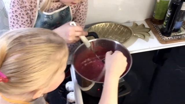 Супер вкусная ягодная каша от Лилли смотреть онлайн
