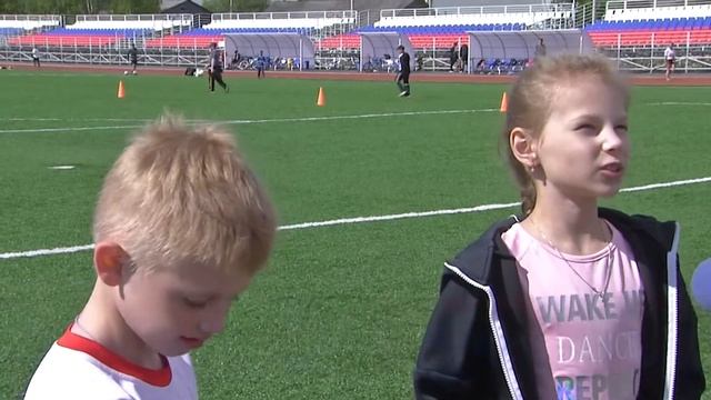 На стадионе спортивной школы прошел День бега смотреть онлайн