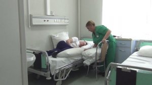 Позиционирование больного после инсульта на пораженной стороне.