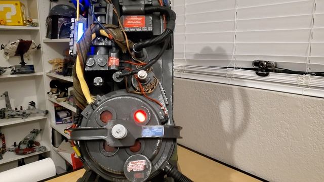 Hasbro Ghostbusters Proton Pack - Checking out lights and sound смотреть онлайн