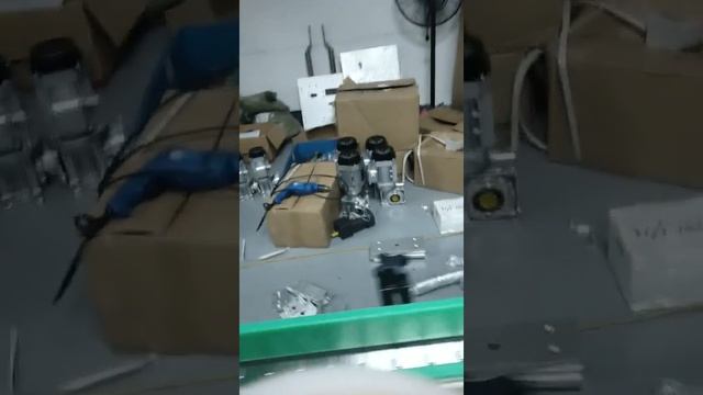 Etiquetadora automática de fundas y túnel de retracción para tapas de botellas de salsa de soja смотреть онлайн