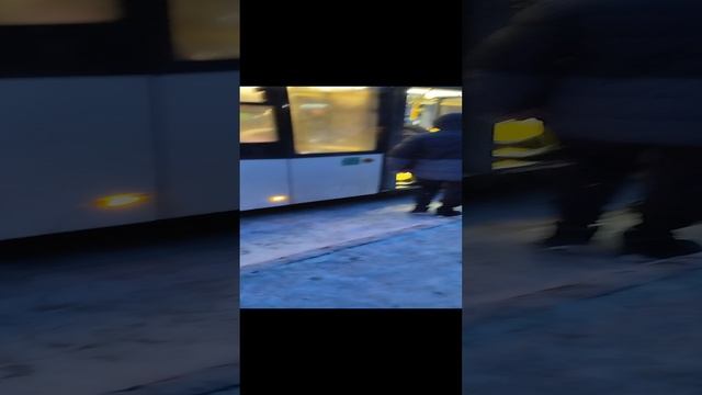 Я увидел и снял автобус МАЗ 303. Поставьте много лайков, он крутой электробус. смотреть онлайн