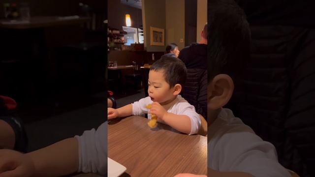 18 months old loves tempura and udon~ смотреть онлайн