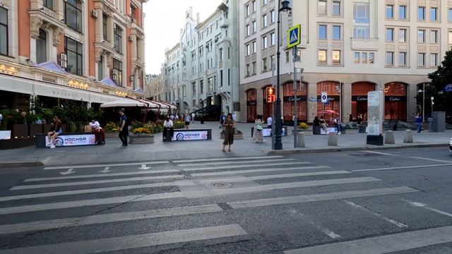 114 МОСКОВСКИЕ ЗАМЕТКИ ТЕАТРАЛЬНАЯ ОАЗИС У ЦУМА НОЧНОЙ ВИД ИЗ КОСМОСА 5 4К60FPS 15 19 08 22 смотреть онлайн