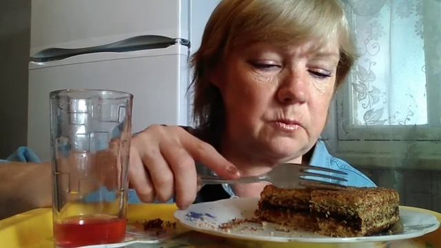 Мукбанг# Он прям с удовольствием ел и того и другого и без хлеба😄💖👍🍰🍴 смотреть онлайн