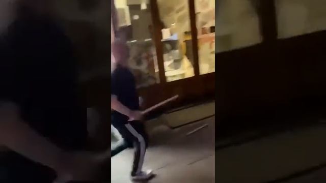 Uk Drunks vs kebab shop employees street fight with weapons смотреть онлайн