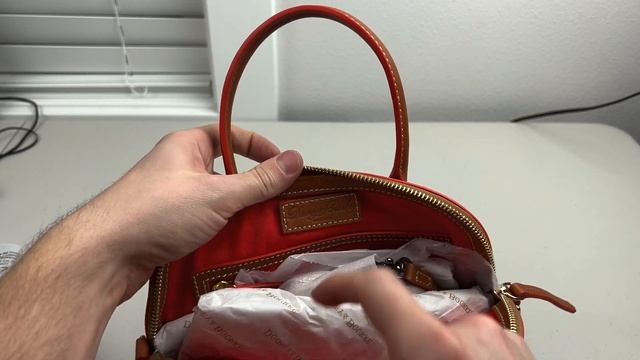 Unboxing the Mickey and Minnie Mouse Christmas Dooney & Bourke Satchel Bag смотреть онлайн