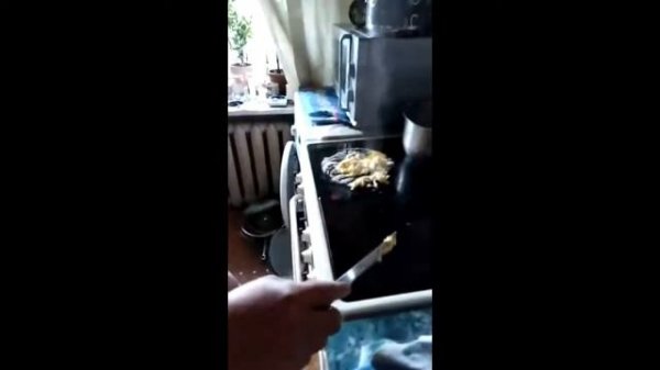 Пьяный мужик жарит яичницу на плите без сковороды