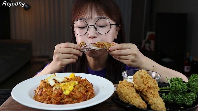 한국인의 소울푸드 김치볶음밥 먹방😋 치킨은 거들뿐 KIMCHI FRIED RICE & CHICKEN MUKBANG | EATING SOUNDS смотреть онлайн