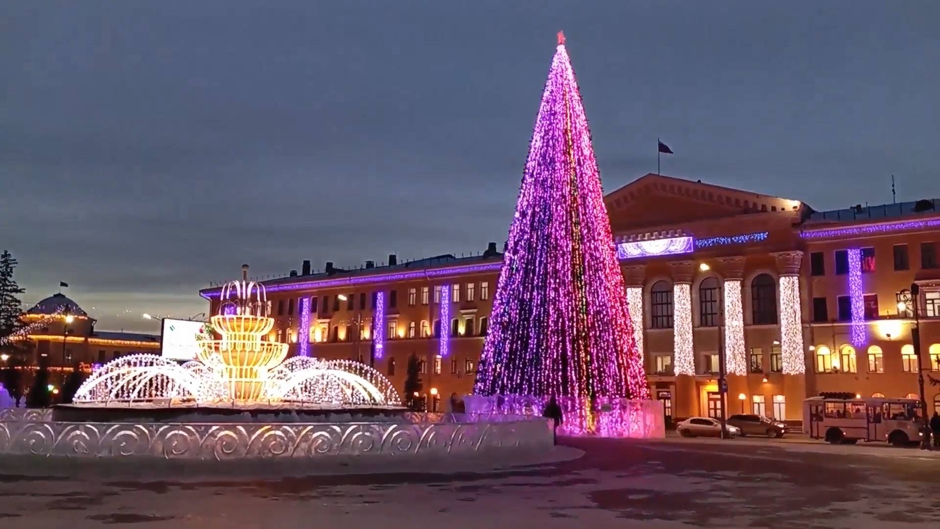 Томск встречает 2025 год. Новогодняя ёлка и фигуры изо льда смотреть онлайн