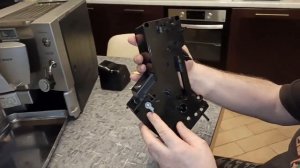 Кофемашина Bosch ремонт через 13 лет работы(Часть1)Чистка дренажа и разборка заварочного устройства!