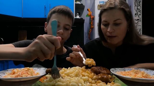 МУКБАНГ КОТЛЕТЫ с МАКАРОНАМИ/ДАЛИ ОТОПЛЕНИЕ/MUKBANG Cutlets With MACARONI/DALI HEATING