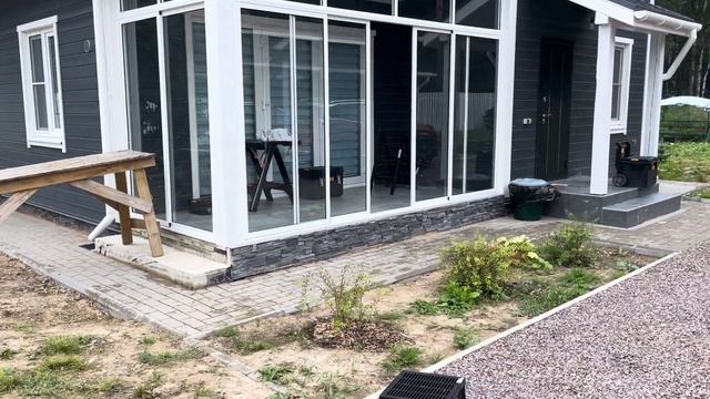 Раздвижное остекление террасы или веранды с беседкой .Безрамные окна в загородном доме. смотреть онлайн