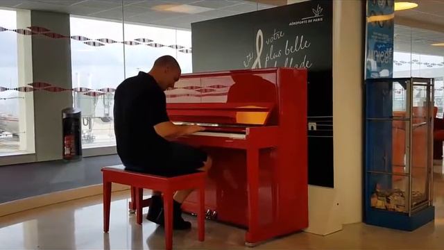 Piano Aeroport 🎹🎼🎵🎶"Show Must Go on" Freddy Mercury - The Queen смотреть онлайн