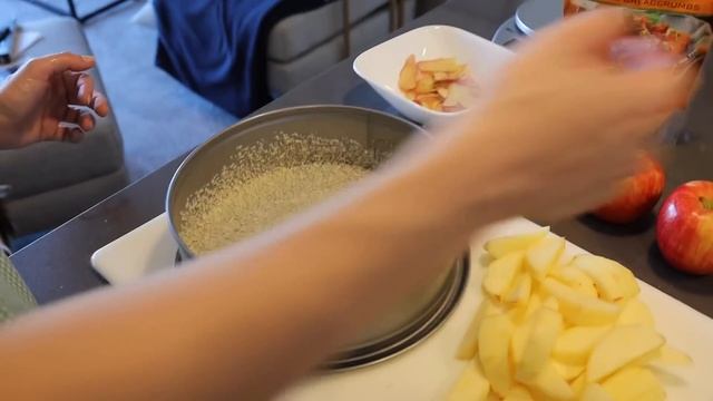 Sewing a 1950s Apron, Tatting a Doily and Baking an Apple Cake смотреть онлайн