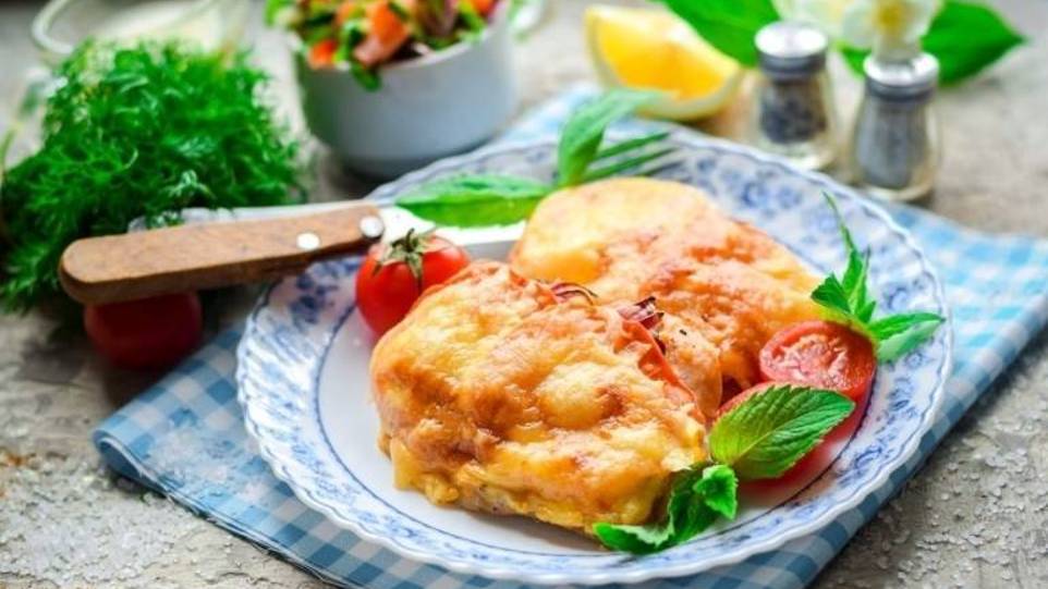 Сочная и нежная куриная грудка под "шубой" в духовке. Получается вкусно и сытно! смотреть онлайн