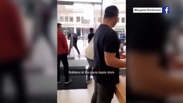 Thieves snatch electronics at Plaza Apple store смотреть онлайн