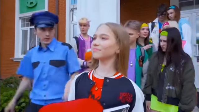 АМИНА И КАМИЛЬ ПРИЕХАЛИ В КАМПУС смотреть онлайн