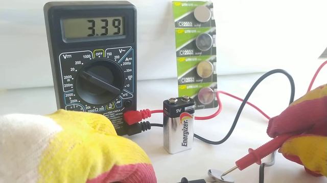 Измерение напряжения батарейки мультиметром.