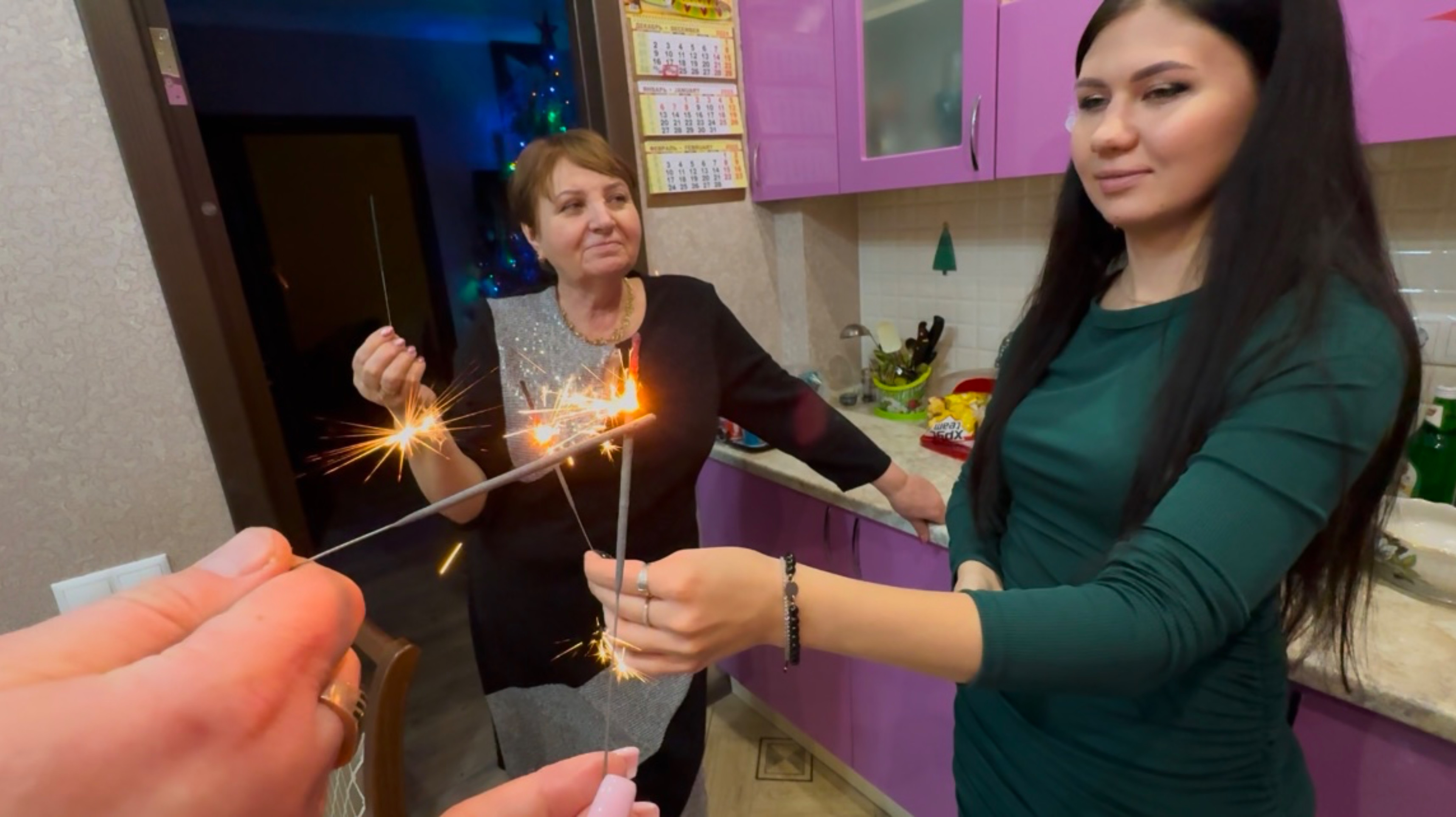 Встречаем Новый 2025 год! 🎄🍾 Дарим подарки в кругу семьи 🎁🎅 смотреть онлайн