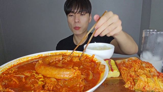 SUB)소세지랑 햄 잔뜩 들어간 부대찌개 먹방!🍜 계란말이에 김치까지 Spicy Sausage Stew Ramen Mukbang Asmr смотреть онлайн