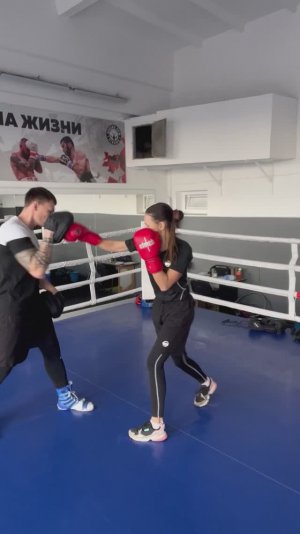 Девушка новичок, бьет по лапам.