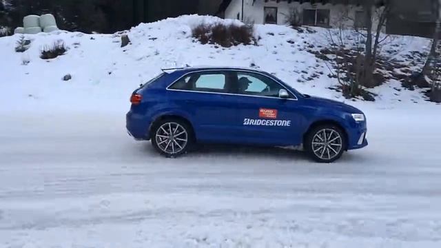 Audi RS Q3 drifting in snow смотреть онлайн