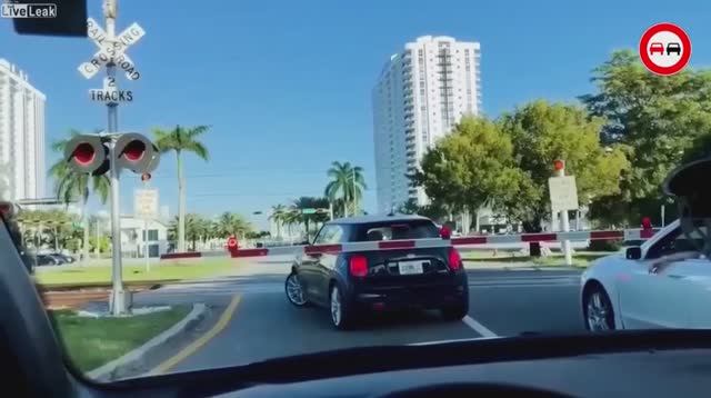 САМЫЕ ЖУТКИЕ аварии на железнодорожных переездах. СЛАБОНЕРВНЫМ НЕ РЕКОМЕНДУЕМ!!! смотреть онлайн