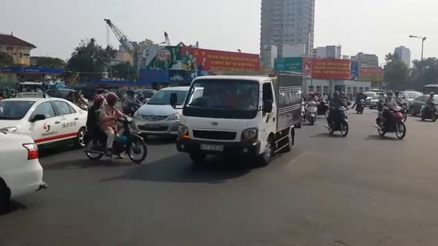 Уличное движение в Хошимине (Сайгоне) смотреть онлайн