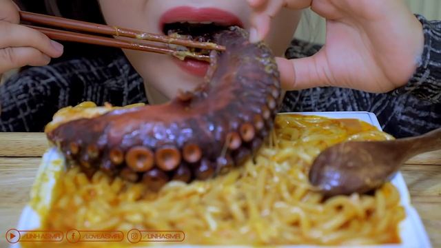 ASMR Mukbang cheese udon noodles with giant octopus tentacles,eating sounds +食べる,咀嚼音,BJ먹방|LINH-ASMR смотреть онлайн