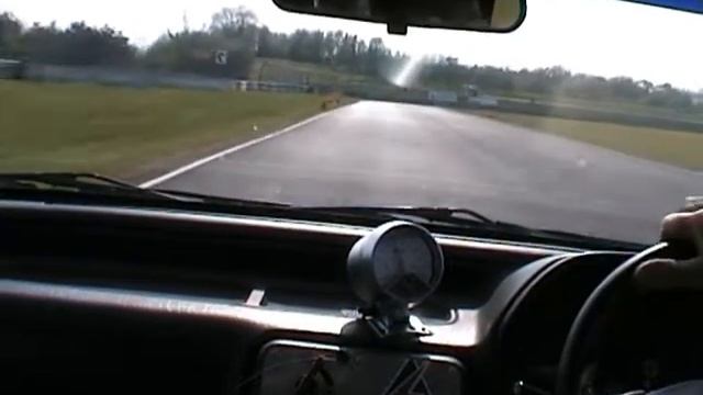 Gray loosing a tomcat rover coupe at Castle Combe смотреть онлайн